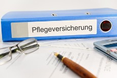 Auch nach der Wohnortverlegung in ein Pflegeheim, Altenheim, Seniorenheim oder Seniorenresidenz in Polen bleiben Sie in Ihrer deutschen Pflegeversicherung versichert!